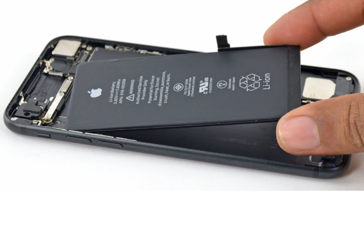Thay pin Iphone 8 - Sua chua dien thoai Minh Phat Mobile HCM - Bac Lieu 0979150456 web https://minhphatmobile.vn