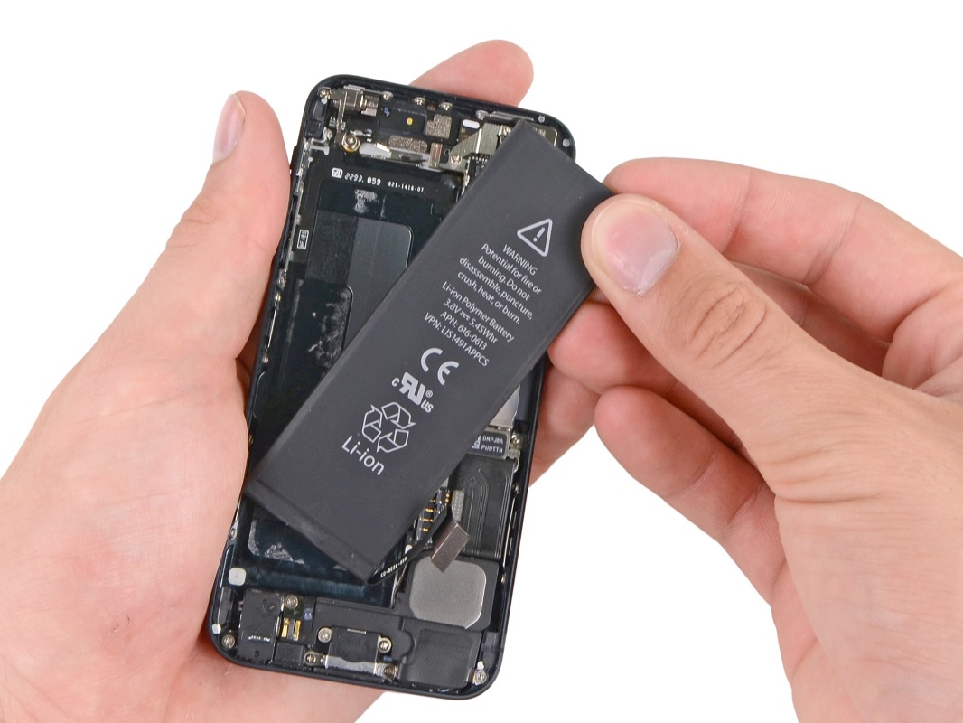 Thay pin Iphone 5 - Sua chua dien thoai Minh Phat Mobile HCM - Bac Lieu 0979150456 web https://minhphatmobile.vn
