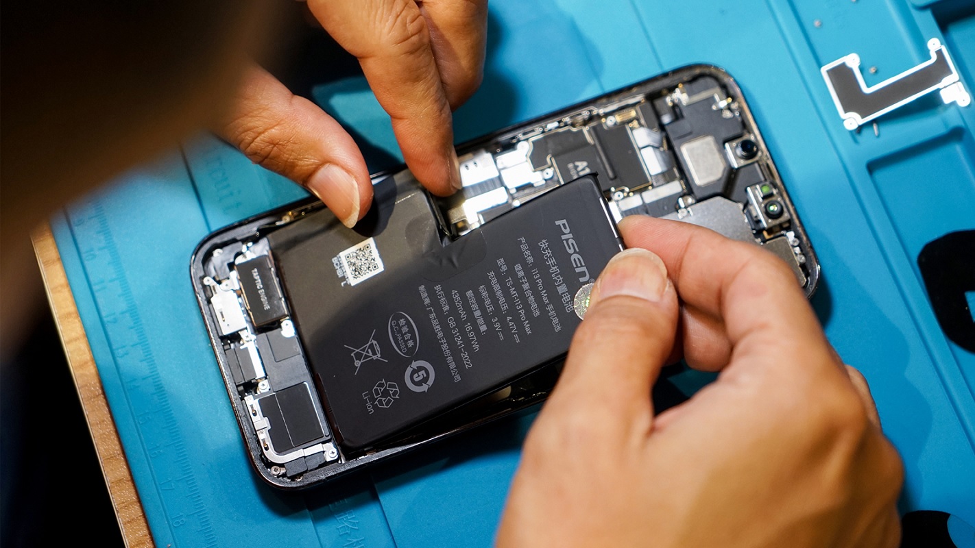 Thay pin pisen Iphone 13 pro max-Sua chua dien thoai Minh Phat Mobile HCM - Bac Lieu 0979150456 web https://minhphatmobile.vn